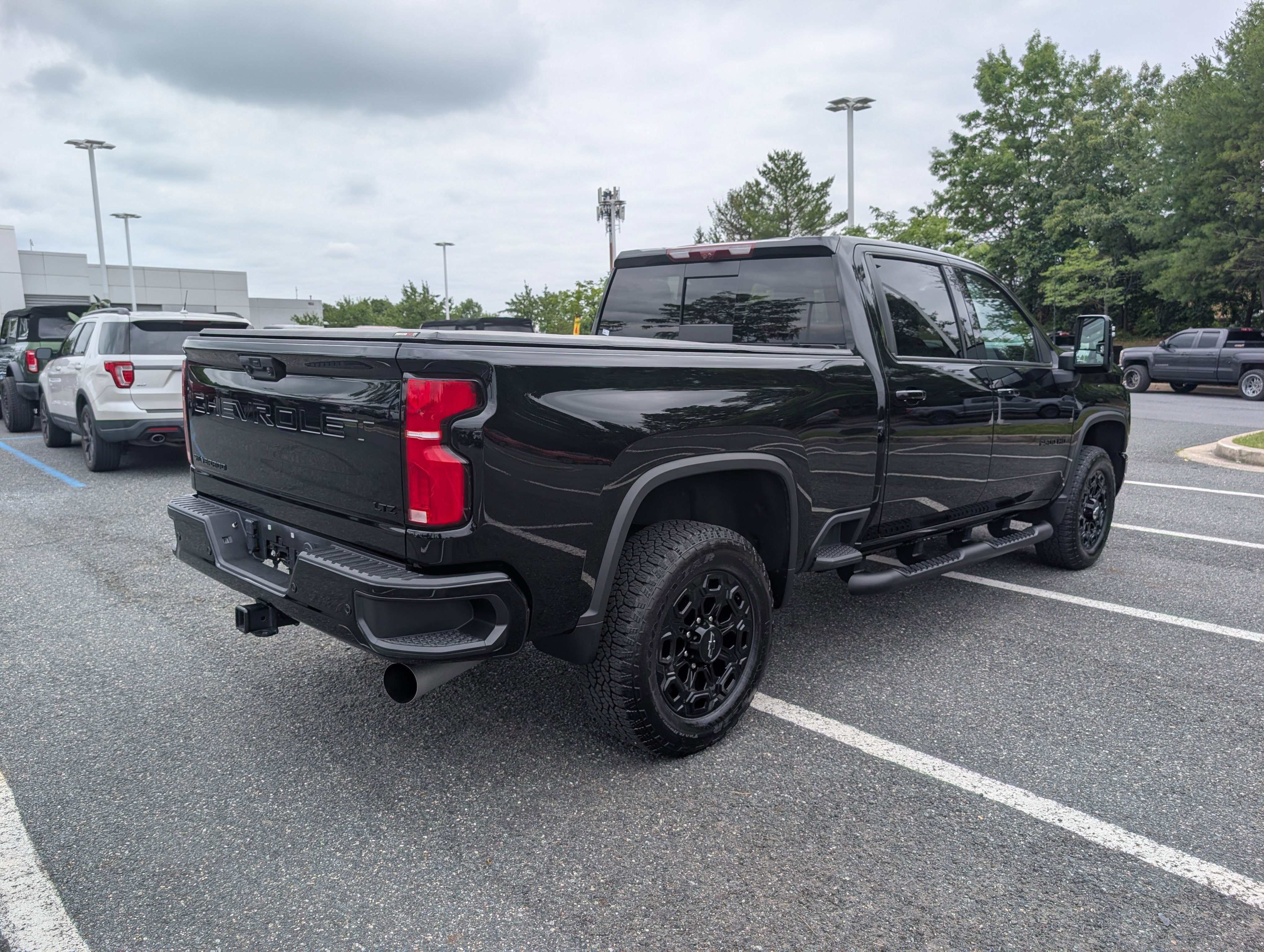 Used 2024 Chevrolet Silverado 2500 LTZ w/ LTZ Plus Package AWD/4WD image 3