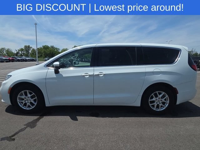Used 2023 Chrysler Pacifica Touring-L FWD image 17