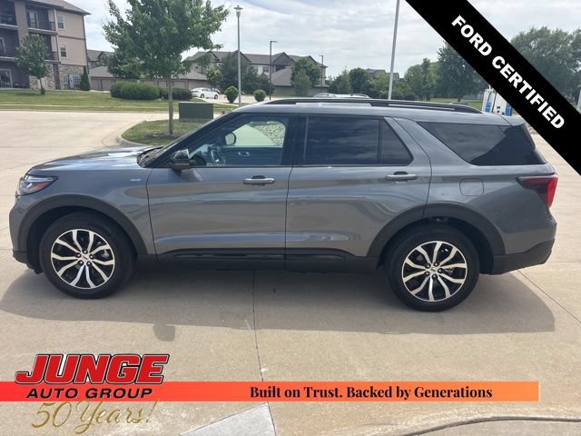 Certified 2025 Ford Explorer ST-Line AWD/4WD image 3