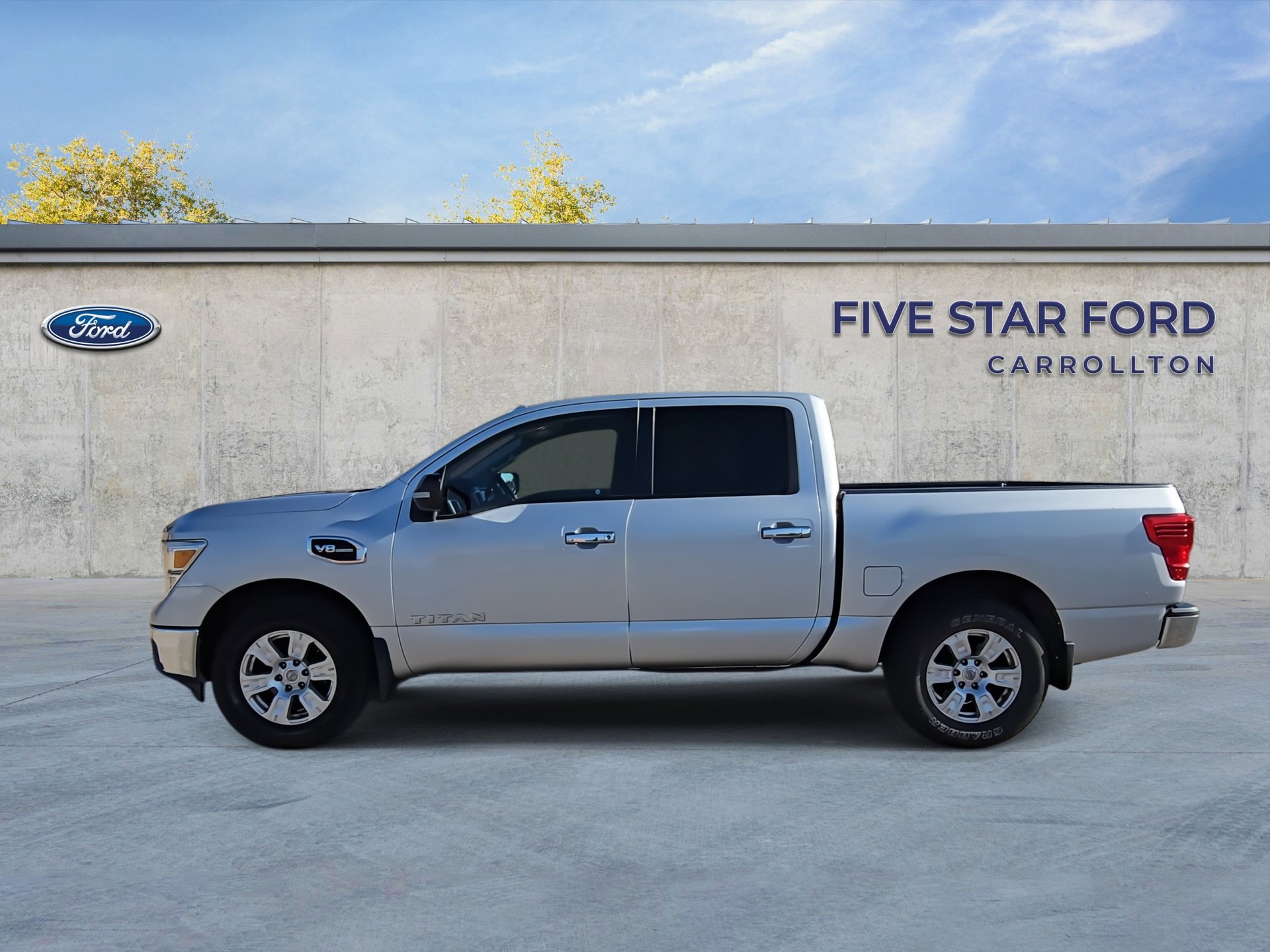 Used 2017 Nissan Titan SV image 6