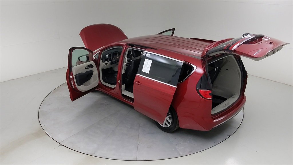 Used 2024 Chrysler Pacifica Touring-L image 51