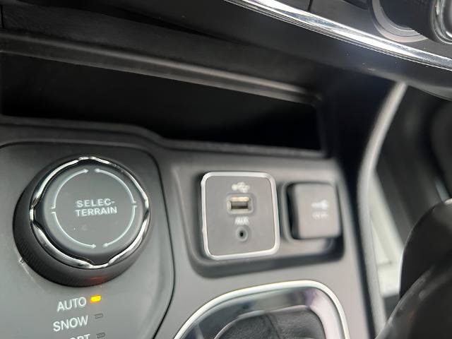Used 2019 Jeep Cherokee Limited w/ Luxury Group AWD/4WD image 27