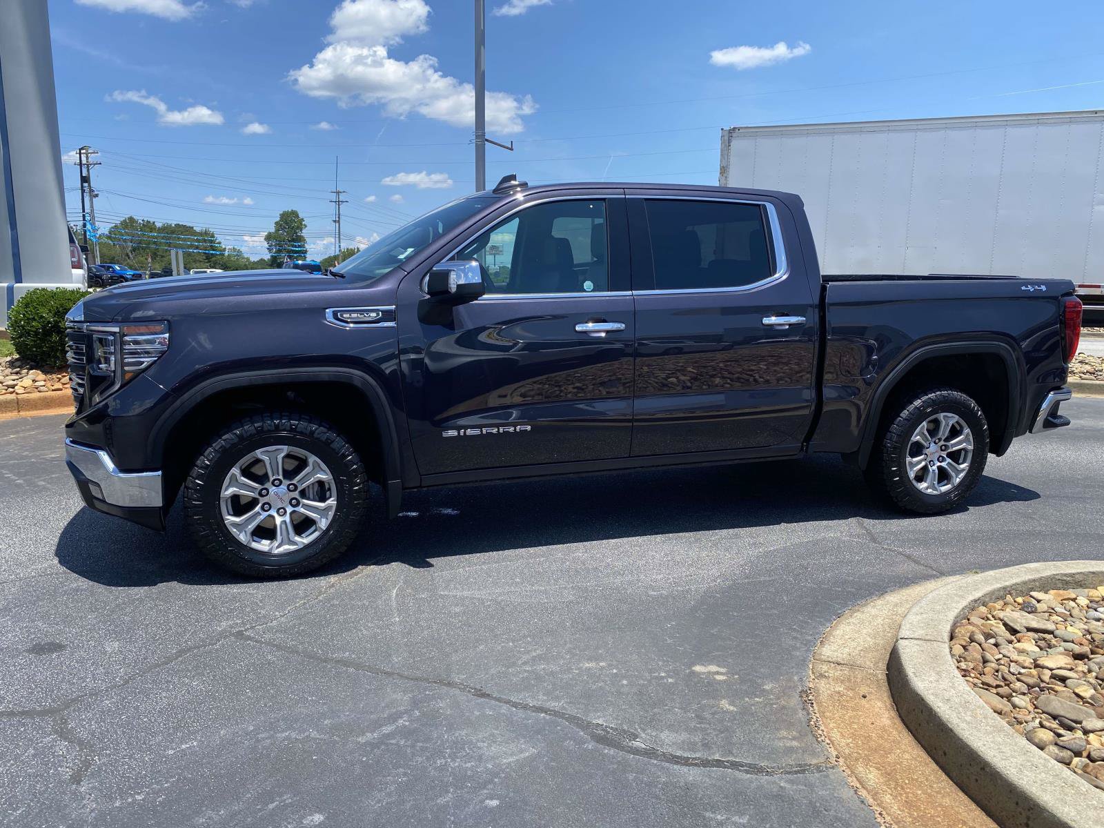 Used 2025 GMC Sierra 1500 SLT AWD/4WD image 4