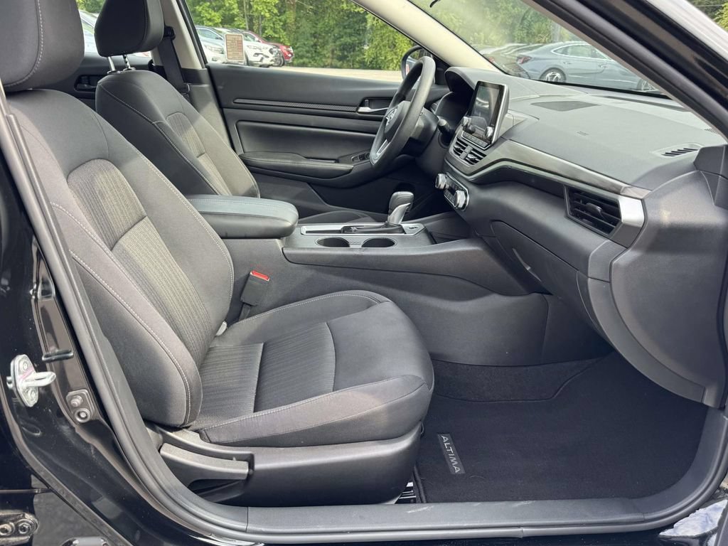 Used 2025 Nissan Altima 2.5 SV FWD image 15