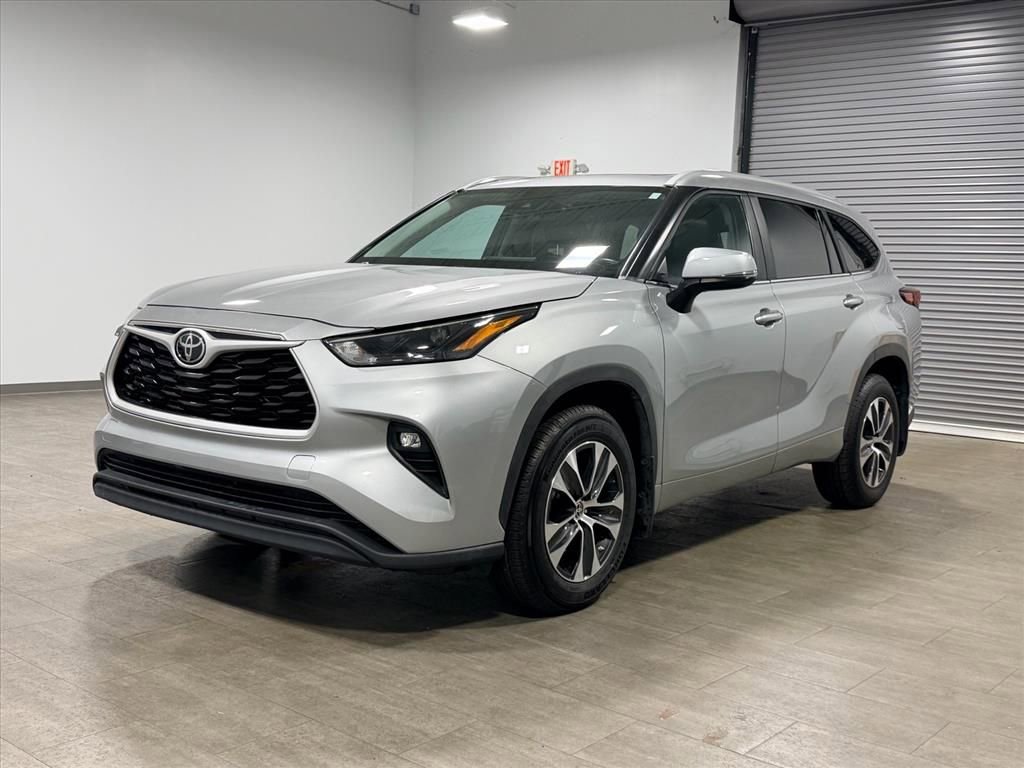 Used 2023 Toyota Highlander XLE image 8