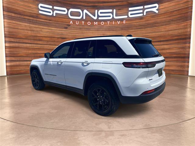 Used 2025 Jeep Grand Cherokee Altitude AWD/4WD image 3