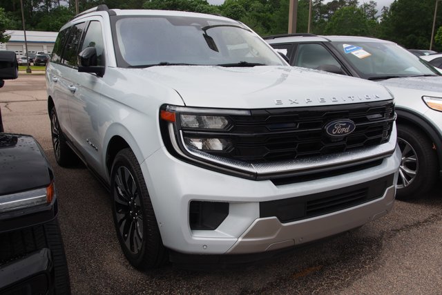 Certified 2025 Ford Expedition Platinum w/ Driver's Package AWD/4WD image 2