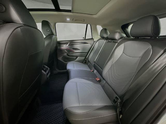 Used 2025 Volkswagen Tiguan SE w/ Panoramic Sunroof Package AWD/4WD image 14