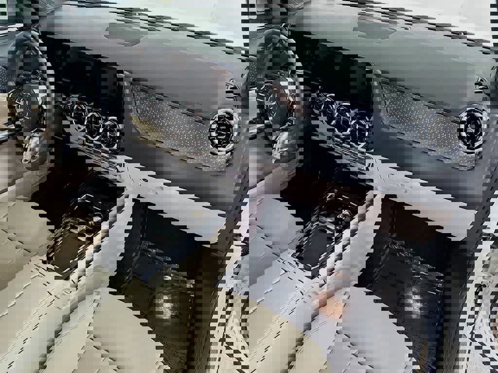 Used 2025 Mercedes-Benz GLA 250 4MATIC image 32