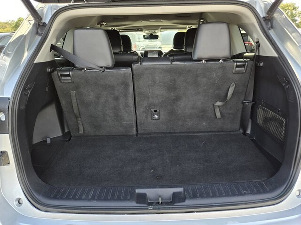 Used 2021 Toyota Highlander XLE FWD image 18