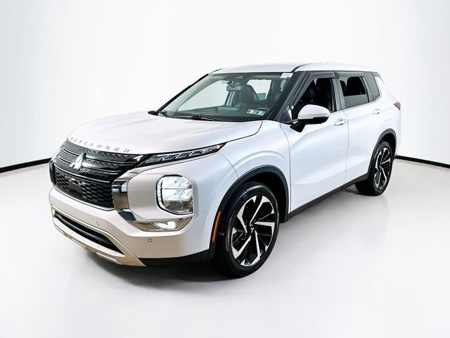 Used 2023 Mitsubishi Outlander SE image 1