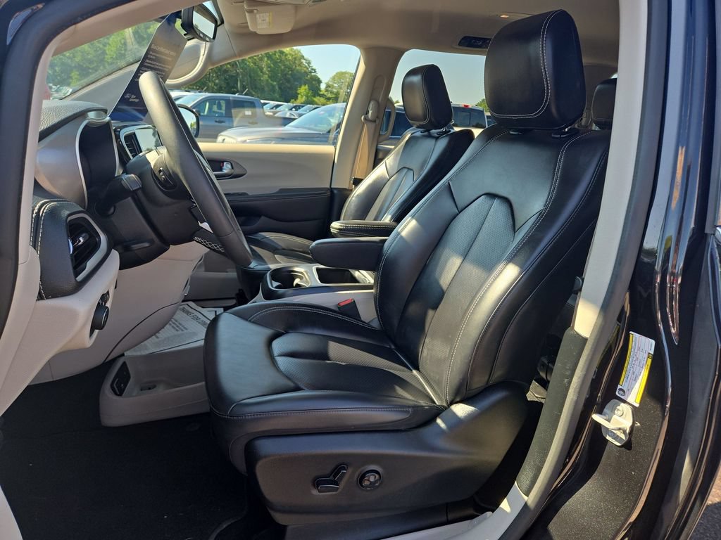 Used 2024 Chrysler Pacifica Limited FWD image 6
