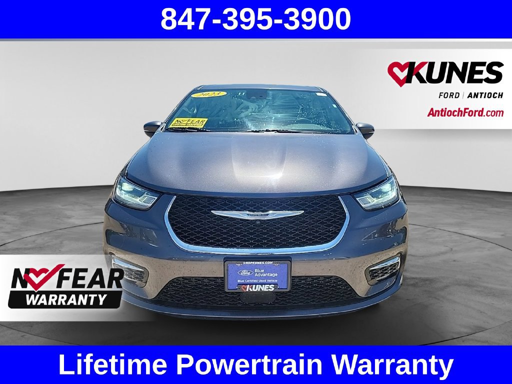 Used 2023 Chrysler Pacifica Touring-L FWD image 2