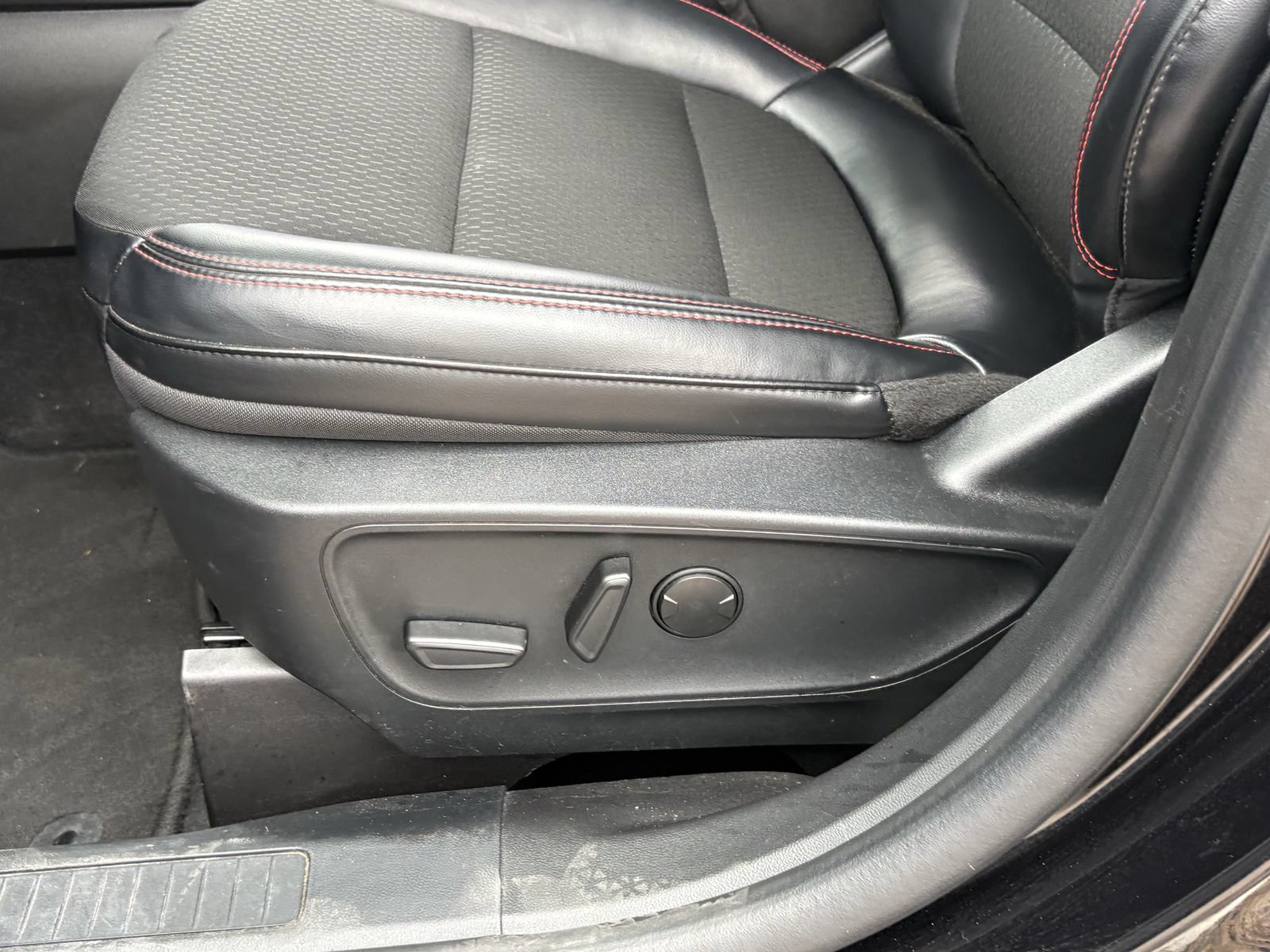 Certified 2025 Ford Escape ST-Line AWD/4WD image 26