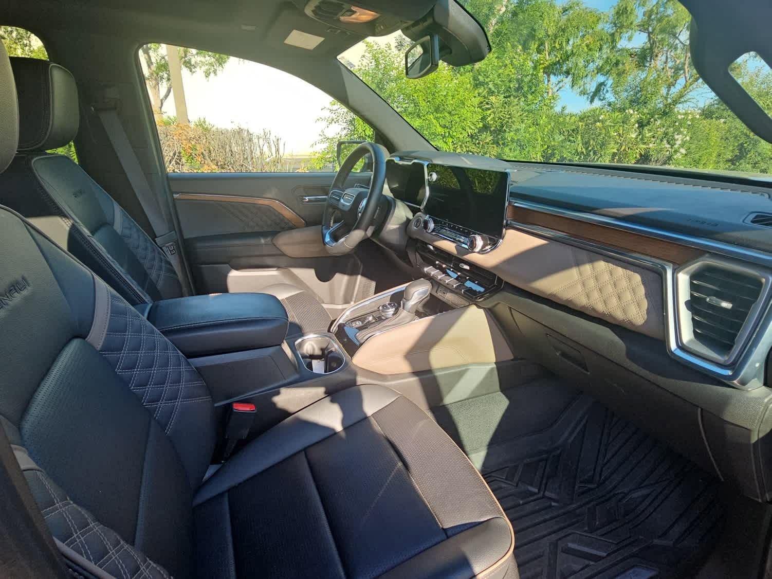 Used 2023 GMC Canyon Denali image 13