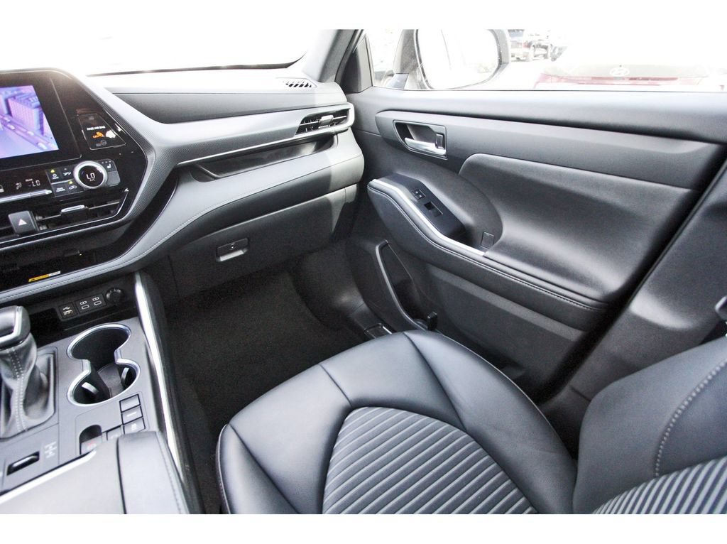 Used 2024 Toyota Highlander XSE FWD image 14