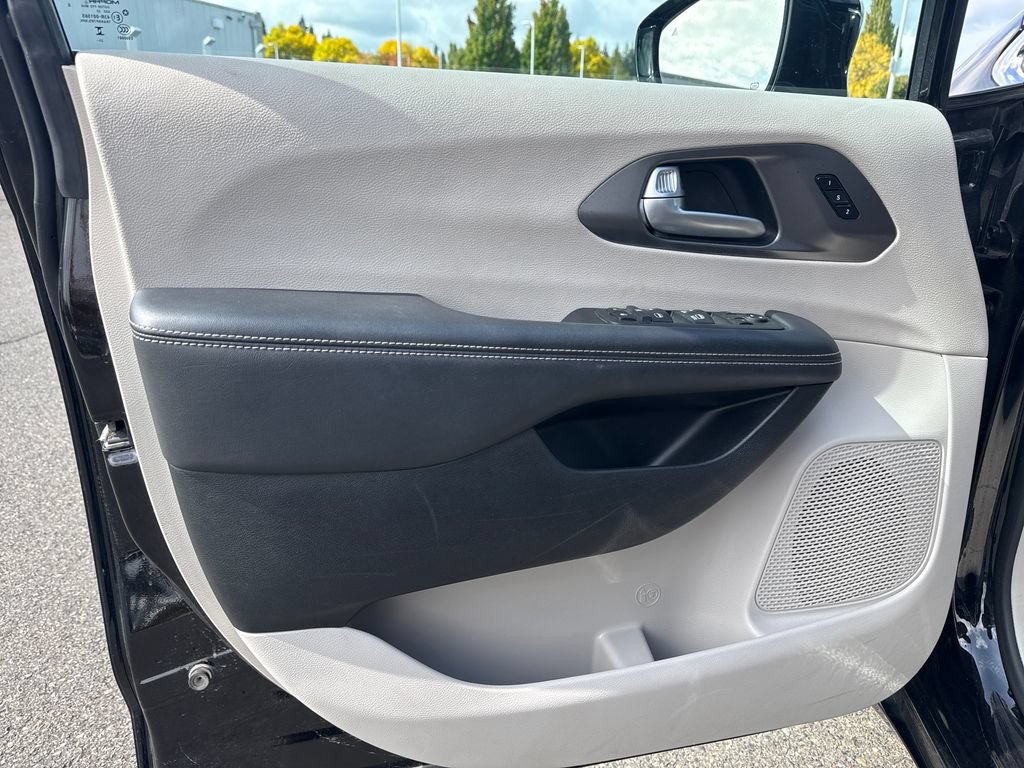 Used 2024 Chrysler Pacifica Touring-L FWD image 17