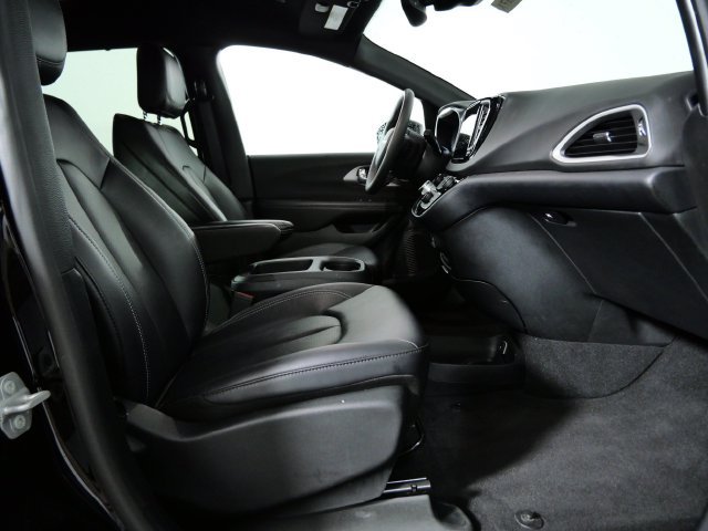 Used 2025 Chrysler Pacifica Select FWD image 10
