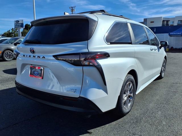 Used 2023 Toyota Sienna XLE w/ XLE Plus Package image 18