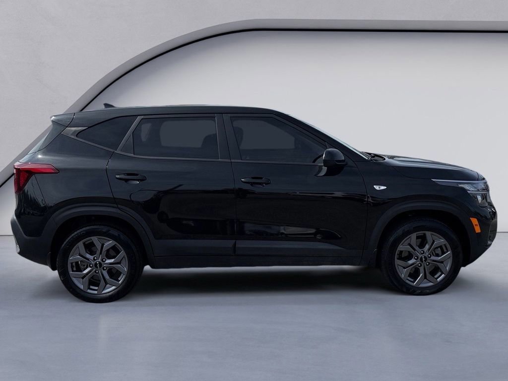 Used 2025 Kia Seltos LX image 2