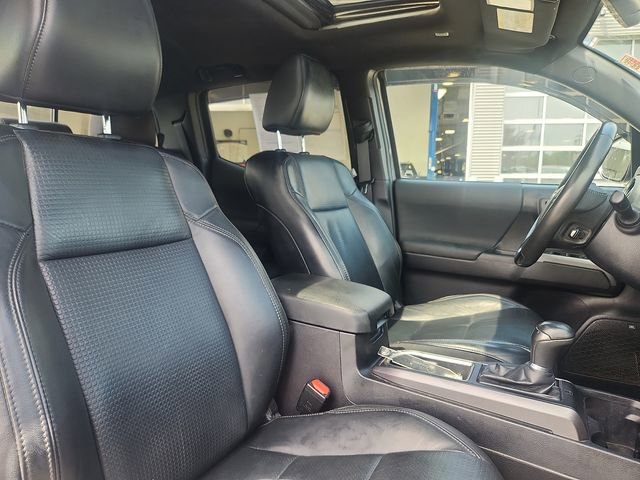 Used 2020 Toyota Tacoma TRD Sport w/ TRD Premium Sport Package AWD/4WD image 32
