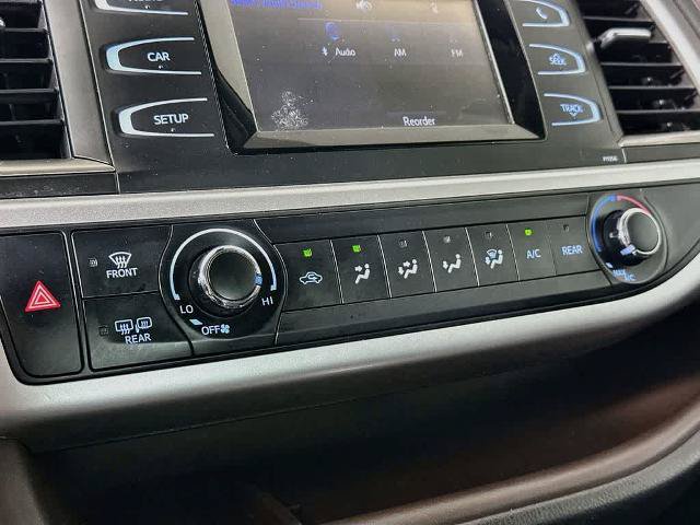 Used 2018 Toyota Highlander LE w/ Carpet Mat Package (TMS) AWD/4WD image 18