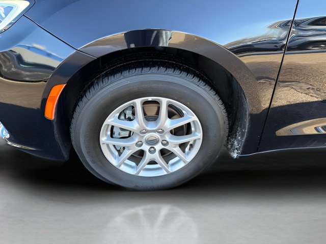 Used 2024 Chrysler Pacifica Touring-L FWD image 25