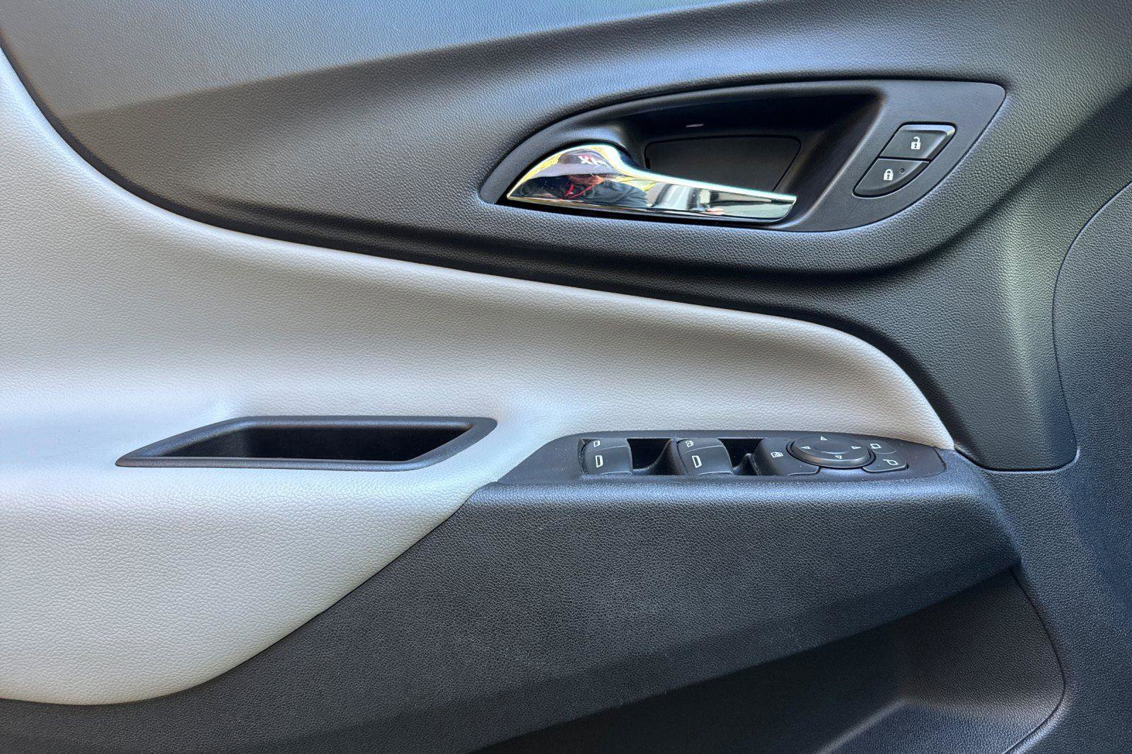 Used 2020 Chevrolet Equinox LS image 9