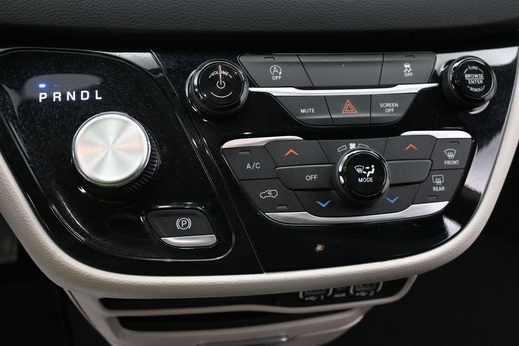 Used 2023 Chrysler Voyager LX FWD image 10