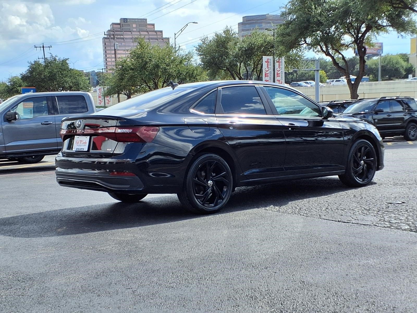 Used 2025 Volkswagen Jetta SE FWD image 6