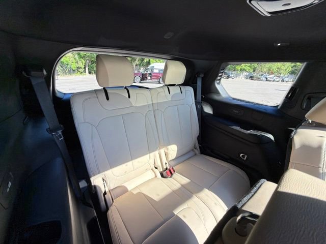 Used 2025 Jeep Grand Cherokee L Limited w/ Black Appearance Package AWD/4WD image 30