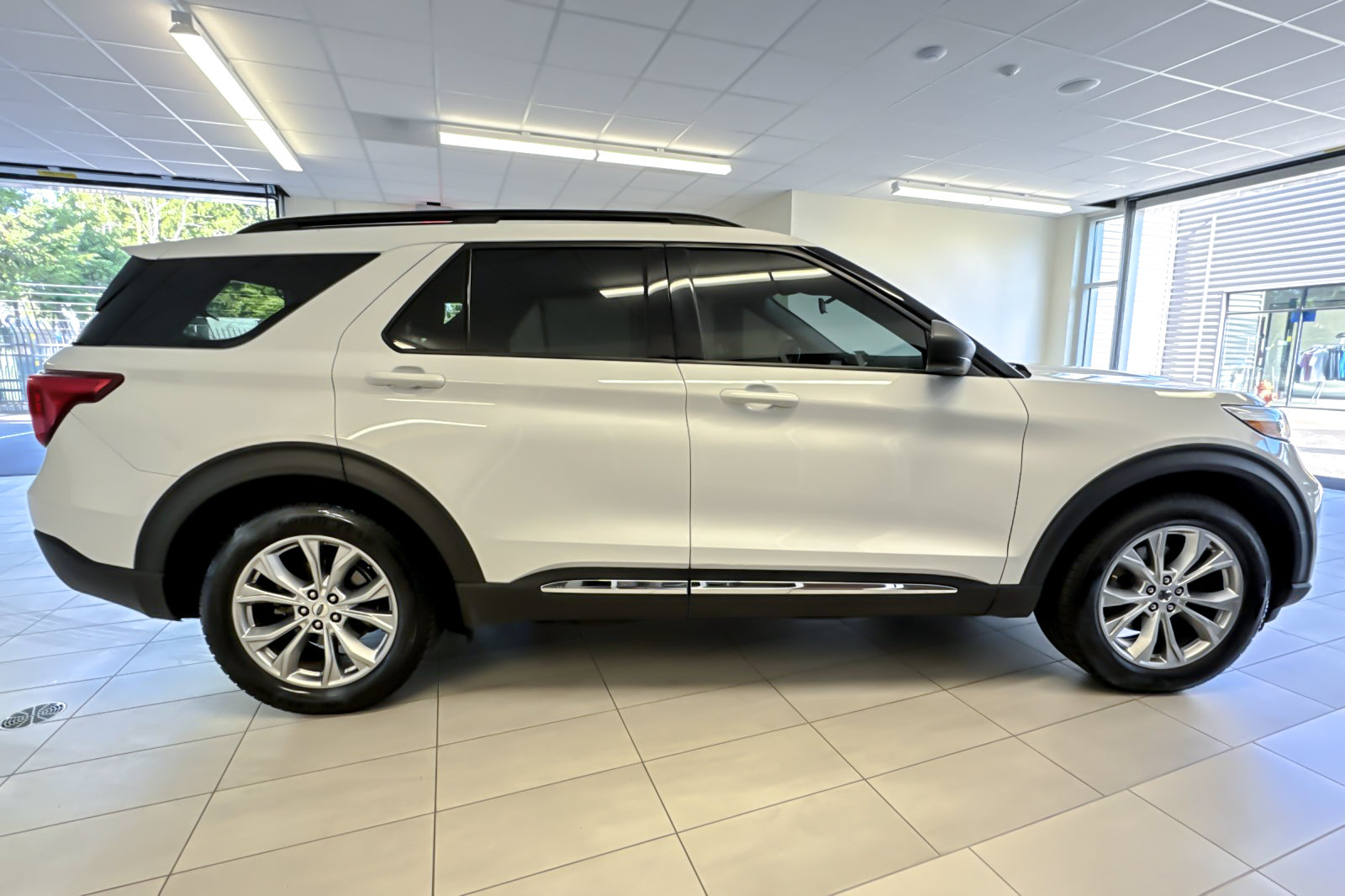 Certified 2020 Ford Explorer XLT w/ Equipment Group 202A AWD/4WD image 3