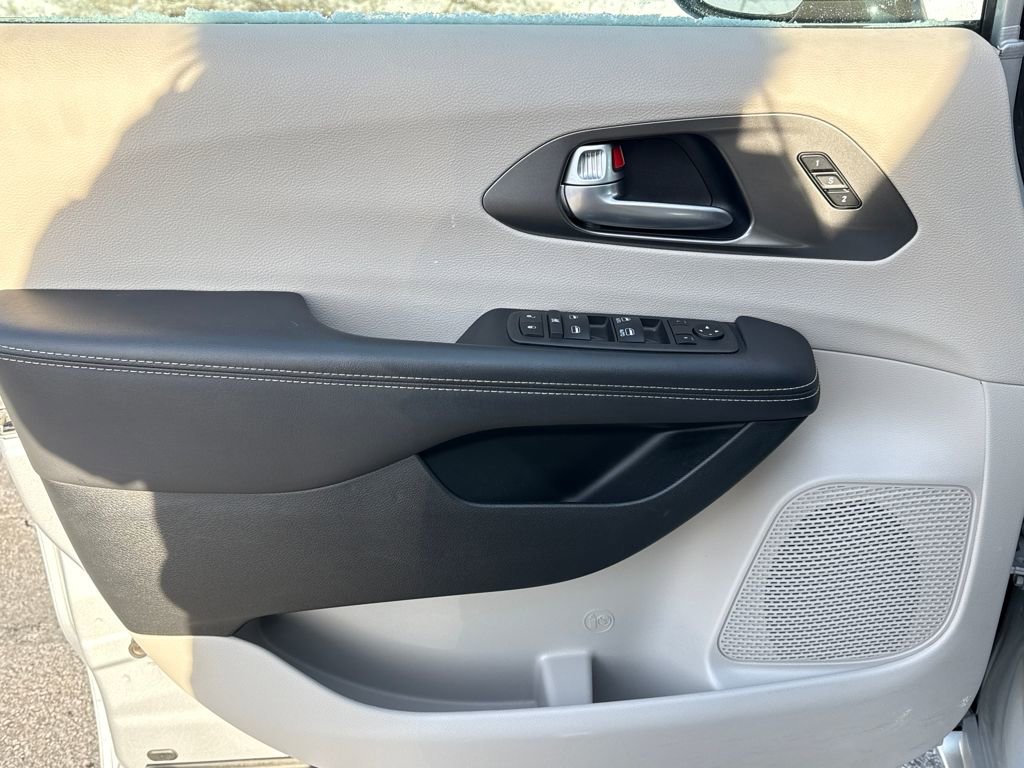 Used 2024 Chrysler Pacifica Touring-L image 16