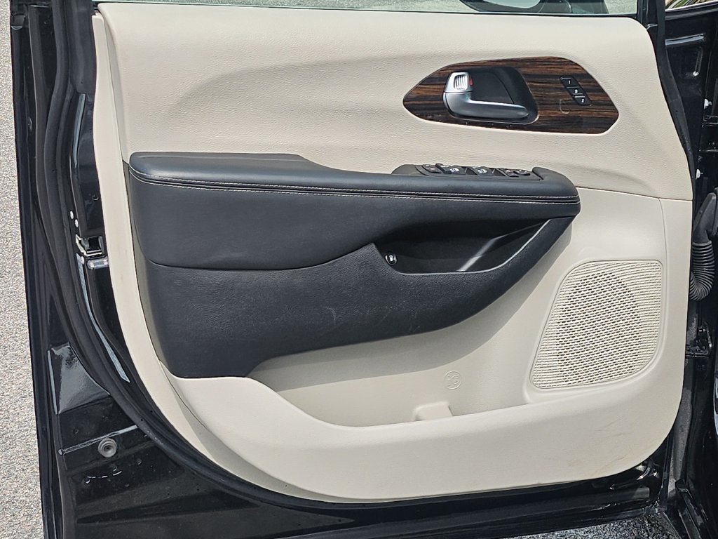 Used 2023 Chrysler Pacifica Limited FWD image 38