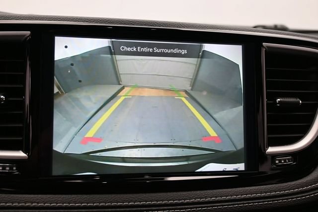 Used 2025 Chrysler Pacifica Select FWD image 19