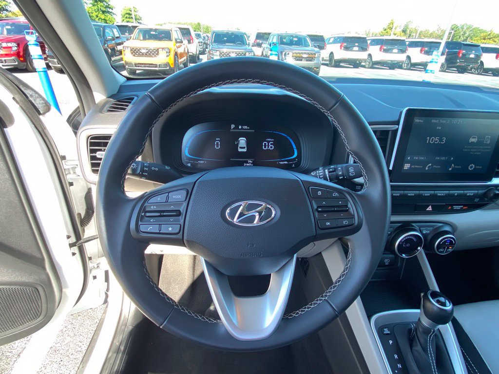 Used 2025 Hyundai Venue SEL FWD image 13