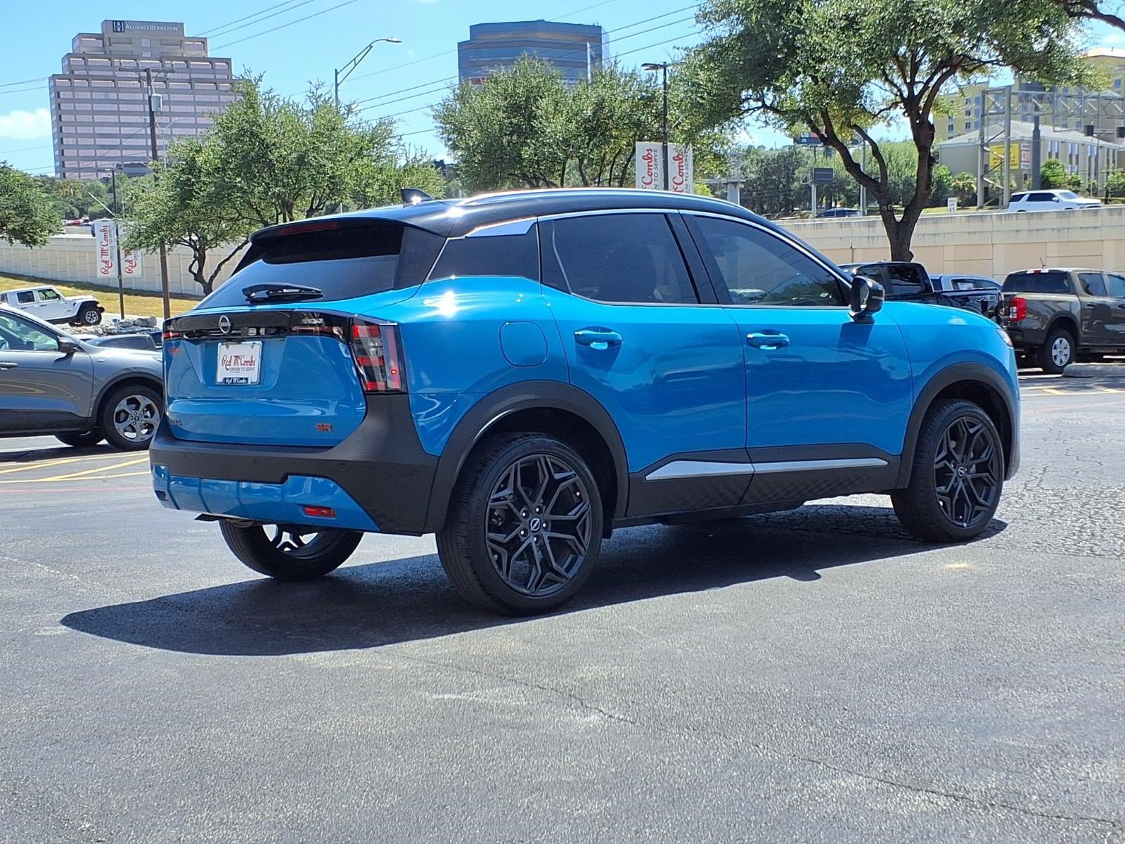 Used 2025 Nissan Kicks SR w/ SR Premium Package FWD image 6
