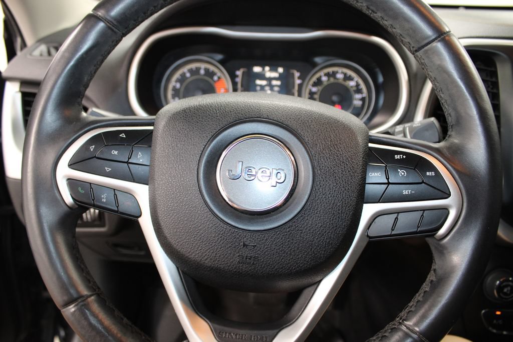 Used 2018 Jeep Cherokee Latitude Plus FWD image 32