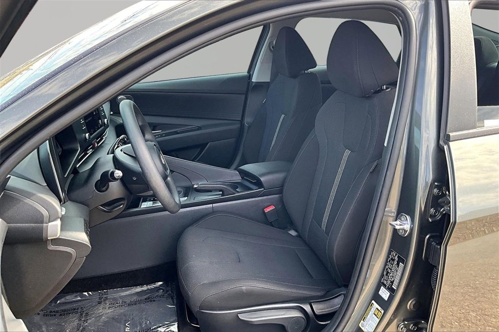 Used 2025 Hyundai Elantra SE w/ Cargo Package image 25