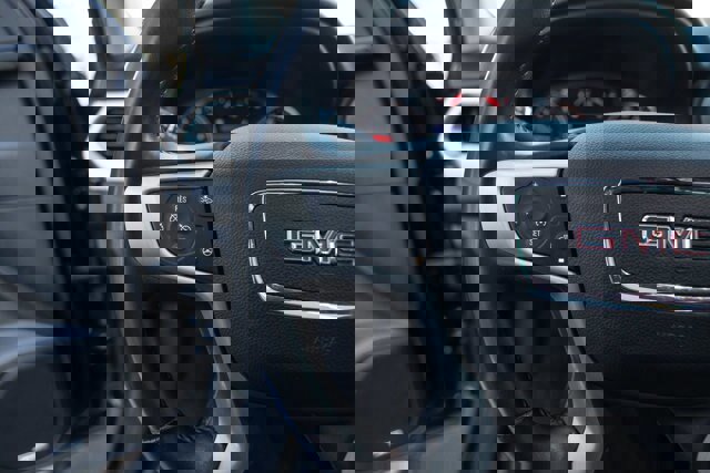 Used 2021 GMC Acadia SLT w/ Preferred Package image 17