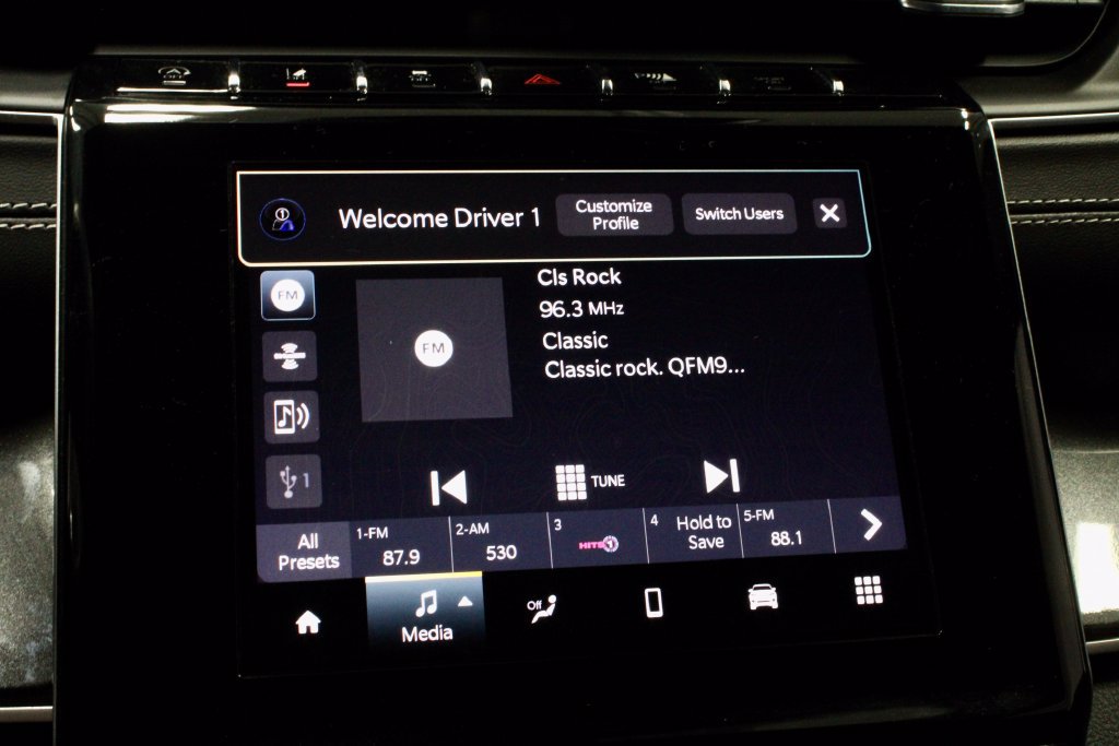 Used 2023 Jeep Grand Cherokee Altitude AWD/4WD image 3