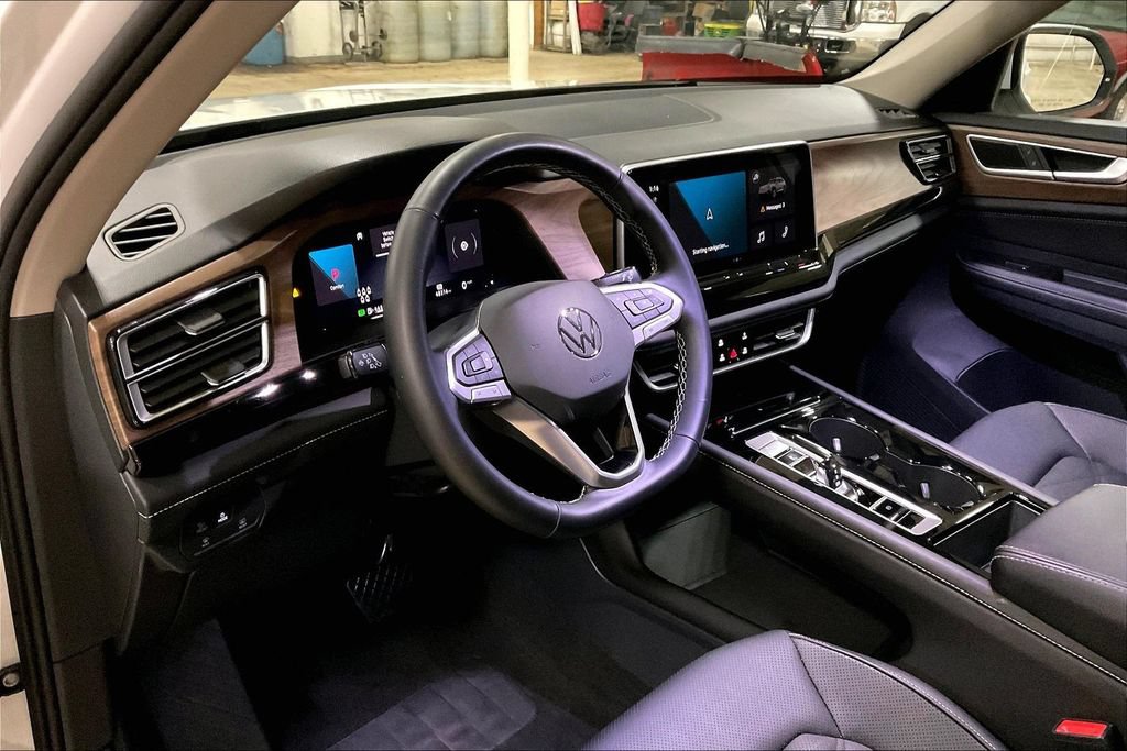 Used 2025 Volkswagen Atlas SE AWD/4WD image 13