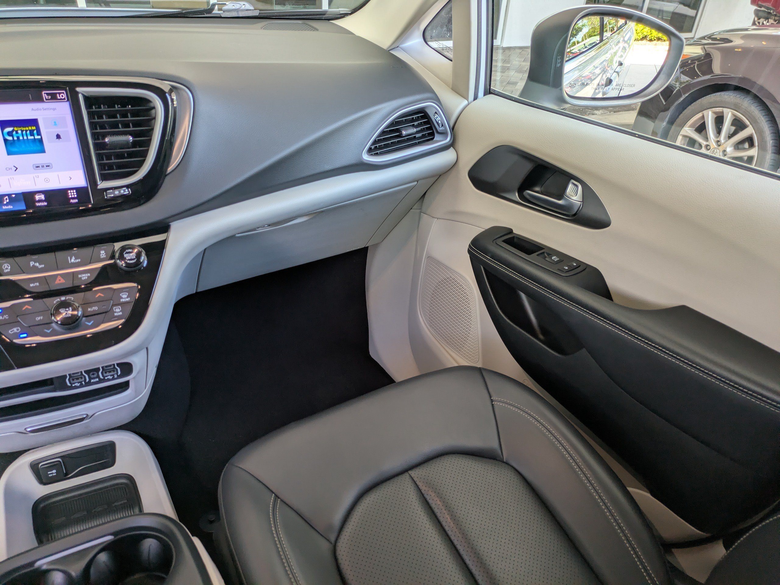 Used 2023 Chrysler Pacifica Touring-L FWD image 19