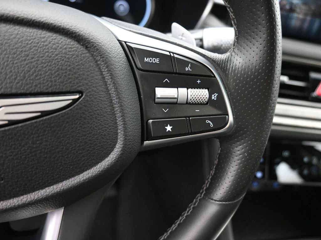 Used 2025 Genesis G70 2.5T image 7