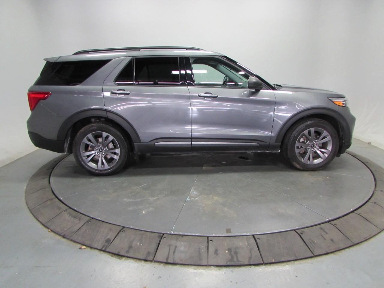 Certified 2021 Ford Explorer XLT w/ Equipment Group 202A AWD/4WD image 8