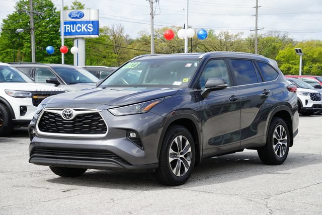 Used 2023 Toyota Highlander XLE AWD/4WD image 3