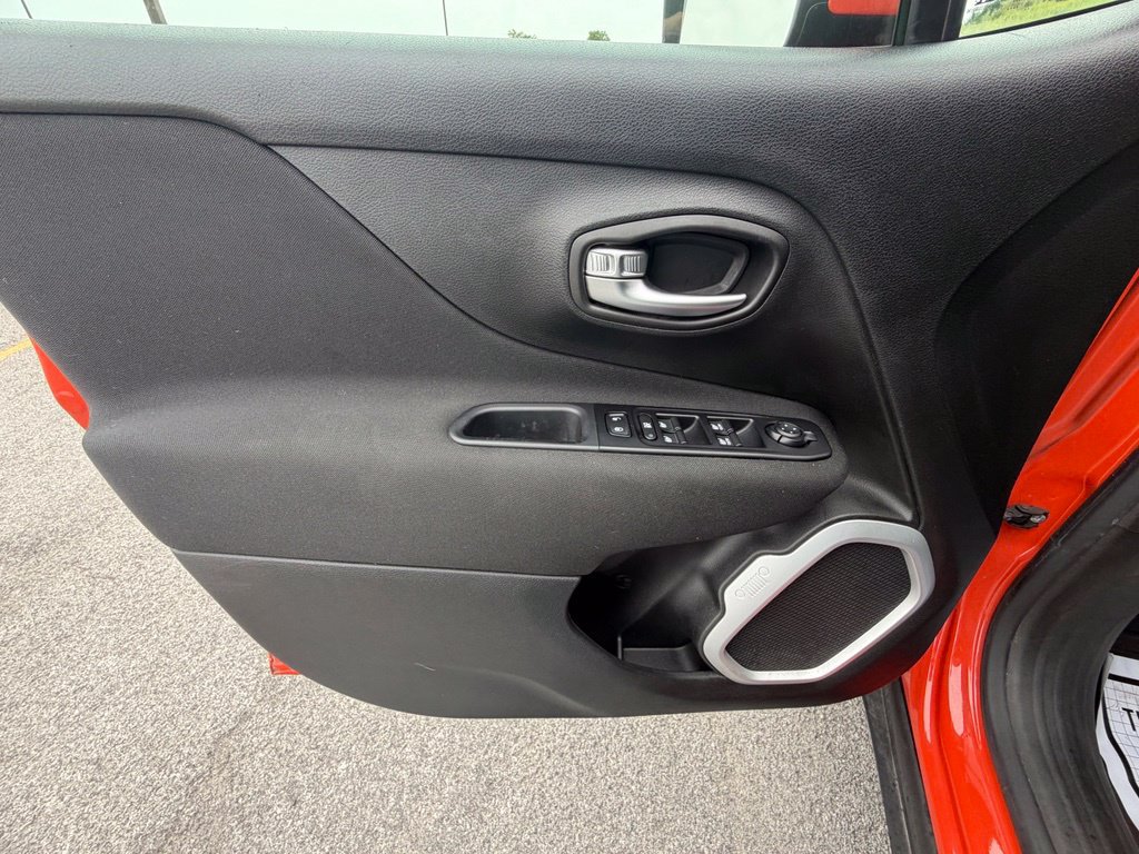 Used 2021 Jeep Renegade Latitude AWD/4WD image 19