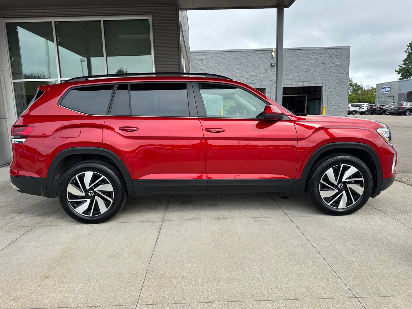 Used 2024 Volkswagen Atlas SE AWD/4WD image 9