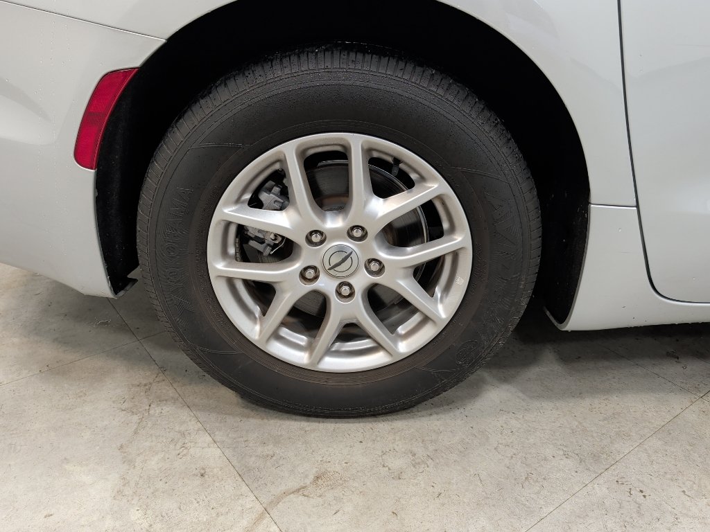 Used 2024 Chrysler Pacifica Touring-L FWD image 23