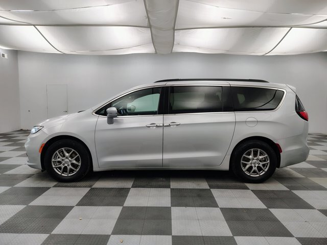 Used 2022 Chrysler Pacifica Touring FWD image 7